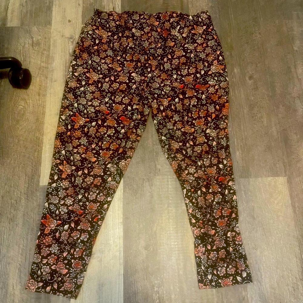 ⭐️  5/$20 Terra and Sky floral leggings full length